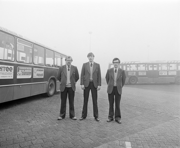 881398 Groepsportret met enkele nieuwe buschauffeurs van het G.V.U. op het terrein van de remise (Europalaan 8) van het ...